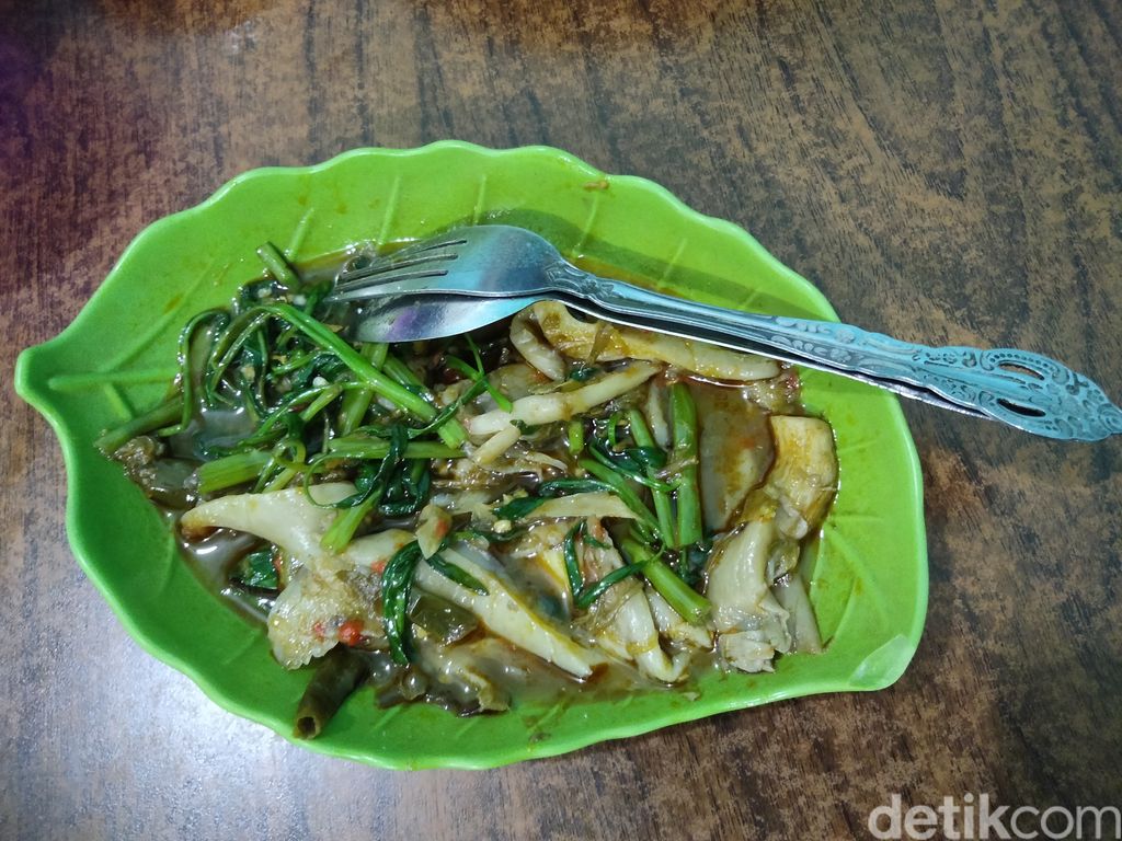 Segar Renyah! Ayam Jamur Sambal Pecak di Rumah Jamur Kisaran