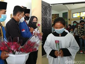 Perayaan Paskah, Mahasiswa Islam di Ciamis Bagikan Bunga ke Jemaat Gereja