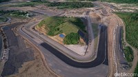 Apabila cuaca baik dan semuanya berjalan lancar, Sirkuit Mandalika ditargetkan rampung pada bulan Juni mendatang. Ketika sudah usai, perwakilan Dorna pun sudah dapat datang dan melakukan pengecekan (Wisnu/20detik)