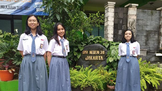 Siswi SMA Negeri 38 Jakarta yang berhasil meraih emas dalam kompetisi internasional