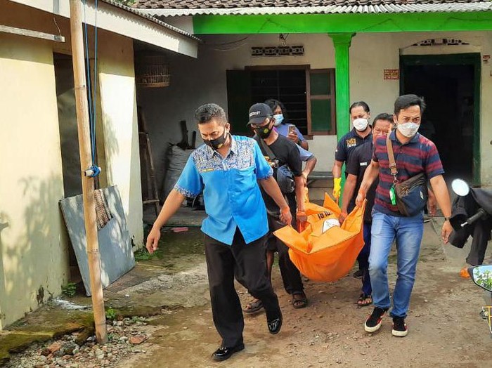 Terapis pijat alternatif di Kabupaten Kediri tewas tersetrum alatnya sendiri. Peristiwa itu terjadi saat ia akan memberikan jasa pijat ke warga.