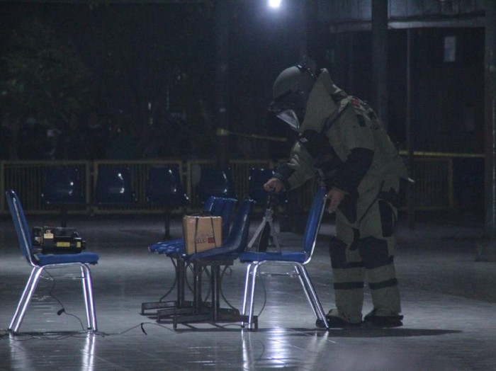 Tim Jibom Polda Jawa Timur mengamankan benda mencurigakan di Terminal Purbaya Kota Madiun. Benda berupa karton ditemukan pedagang asongan di atas kursi tunggu penumpang.