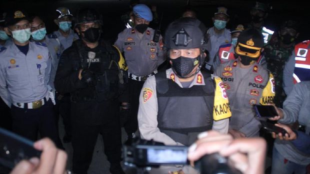 Tim Jibom Polda Jawa Timur mengamankan benda mencurigakan di Terminal Purbaya Kota Madiun. Benda berupa karton ditemukan pedagang asongan di atas kursi tunggu penumpang.