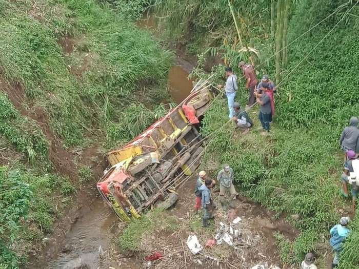 Truk sayur jatuh ke jurang 100 meter di lereng Bromo, Kabupaten Probolinggo. Sopirnya dilarikan ke rumah sakit untuk mendapatkan perawatan medis.