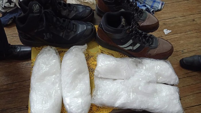 2 pria di Sumut bawa sabu disembunyikan di sepatu