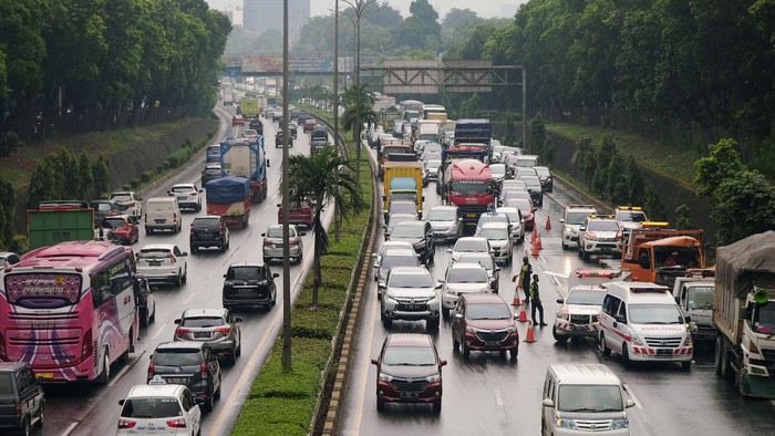 Ada Kecelakaan, Tol JORR Arah Pasar Minggu Macet (Andhika Prasetia/detikcom) Ada Kecelakaan, Tol JORR Arah Pasar Minggu Macet (Andhika Prasetia/detikcom)