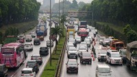 Pada hari Senin (5/4/2021) pukul 09.10 WIB, lalu-lintas kendaraan tersendat di Tol JORR. (Andhika Prasetia/detikcom)