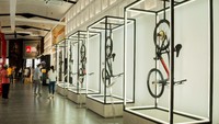 Selain itu, untuk melengkapi pengalaman  bersepeda, disediakan juga fasilitas exclusive restroom yang dapat dimanfaatkan untuk mandi dan  tentunya bike racks. Tak lupa, pilihan jajanan kuliner juga hadir untuk memuaskan rasa lapar dan haus setelah bersepeda.   