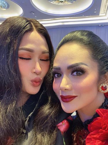 Adu gaya Ashanty dan Krisdayanti Adu gaya Ashanty dan Krisdayanti