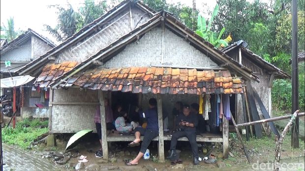 Aida sudah ditinggalkan kedua orang tuanya sejak belia