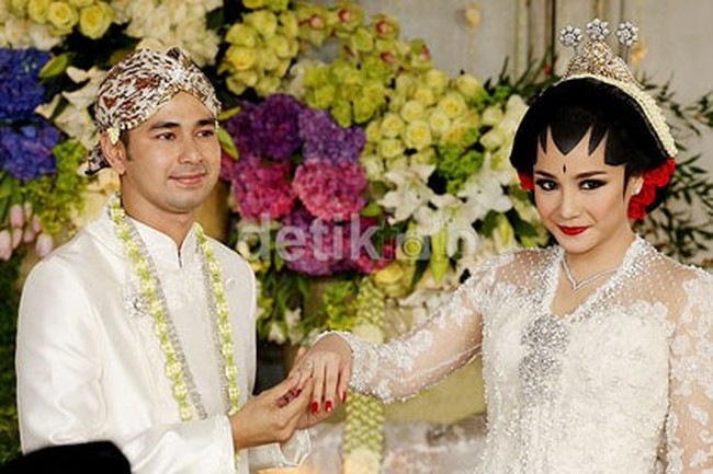 Siapa yang tidak kenal dengan pasangan yang satu ini? Raffi Ahmad dan Nagita Slavina resmi menikah pada 17 Oktober 2014. Saat itu pernikahan Raffi dan Nagita disiarkan secara langsung di televisi. Nagita terlihat cantik mengenakan kebaya berwarna putih dan paes di kepalanya. Sedangkan Raffi tampak gagah mengenakan baju pengantin Jawa yang dilengkapi dengan beskap di kepalanya. Foto: Dok. detikfoto
