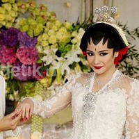 Siapa yang tidak kenal dengan pasangan yang satu ini? Raffi Ahmad dan Nagita Slavina resmi menikah pada 17 Oktober 2014. Saat itu pernikahan Raffi dan Nagita disiarkan secara langsung di televisi. Nagita terlihat cantik mengenakan kebaya berwarna putih dan paes di kepalanya. Sedangkan Raffi tampak gagah mengenakan baju pengantin Jawa yang dilengkapi dengan beskap di kepalanya. Foto: Dok. detikfoto