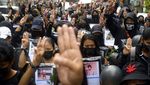 Demonstran Antikudeta Arak Foto Korban Tewas di Myanmar