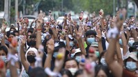 Para pengunjuk rasa menuntut militer mundur dan memulihkan kembali pemerintahan yang telah dipilih sebelumnya secara demokratis.  