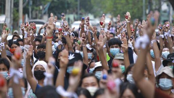Anti-coup protesters holding pictures of those who died during a protest against the military offer prayers for them, in Yangon, Myanmar, Monday, April 5, 2021. Threats of lethal violence and arrests of protesters have failed to suppress daily demonstrations across Myanmar demanding the military step down and reinstate the democratically elected government. (AP Photo)