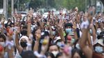 Demonstran Antikudeta Arak Foto Korban Tewas di Myanmar