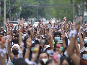 Kasihan, Warga Myanmar Susah Payah Tarik Uang di ATM