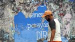 Aksi Bersih-bersih Mural Rusak di Tebet