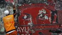 Mural tersebut juga sudah rusak dan kotor.