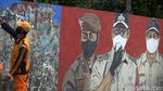 Aksi Bersih-bersih Mural Rusak di Tebet