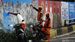 Aksi Bersih-bersih Mural Rusak di Tebet