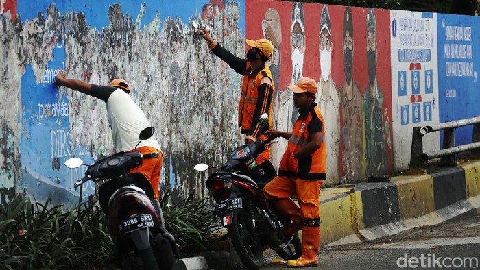 Mural-mural yang berada di dinding Jalan KH Abdullah Syafei, Tebet, Jakarta Timur, muali dibersihkan. Pembersihkan dilakukan karena mural tersebut sudah rusak dan kotor.