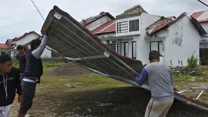 ANGIN KENCANG TERJANG KOTA KUPANG Seorang warga melihat atap rumahnya yang jatuh akibat diterjang angin kencang di Kota Kupang, NTT, Senin (5/4/2021). BMKG menyebutkan angin kencang dengan kecepatan 45 knot per jam yang terjadi sejak Minggu (4/4) hingga Senin (5/4) tersebut menghancurkan ribuan rumah, menumbangkan sejumlah pohon sehingga mengakibatkan kota Kupang lumpuh total hingga sore ini. ANTARA FOTO/Kornelis Kaha/wsj.