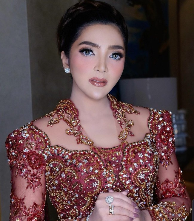 Sementara untuk resepsi pernikahan, Ashanty tampak glamour dengan kebaya merah. Penampilan Ashanty pun dilengkapi sanggul modern. Foto: Dok. Instagram