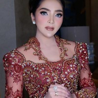 Sementara untuk resepsi pernikahan, Ashanty tampak glamour dengan kebaya merah. Penampilan Ashanty pun dilengkapi sanggul modern. Foto: Dok. Instagram