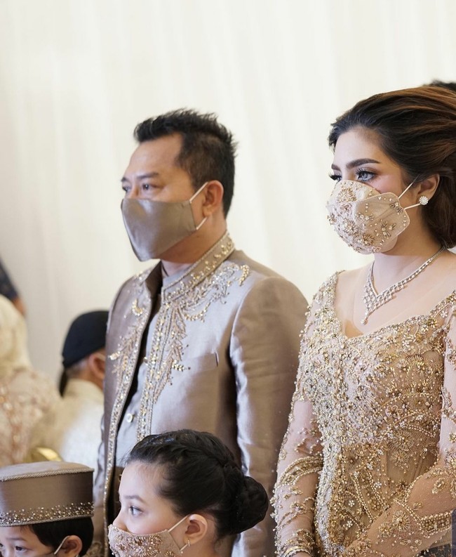 Anpasuha pun mengatakan bahwa dia seperti throwback dengan malakukan makeup saat Ashanty menikah dulu.Berasa makeupin saat pernikahaan mbak Ashanty dulu. Masih rasa seperti pengantin segar, cantik lembut dan berbinar, ungkap Anpasuha. Foto: Dok. Instagram