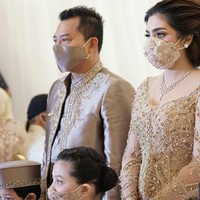 Anpasuha pun mengatakan bahwa dia seperti throwback dengan malakukan makeup saat Ashanty menikah dulu.Berasa makeupin saat pernikahaan mbak Ashanty dulu. Masih rasa seperti pengantin segar, cantik lembut dan berbinar, ungkap Anpasuha. Foto: Dok. Instagram