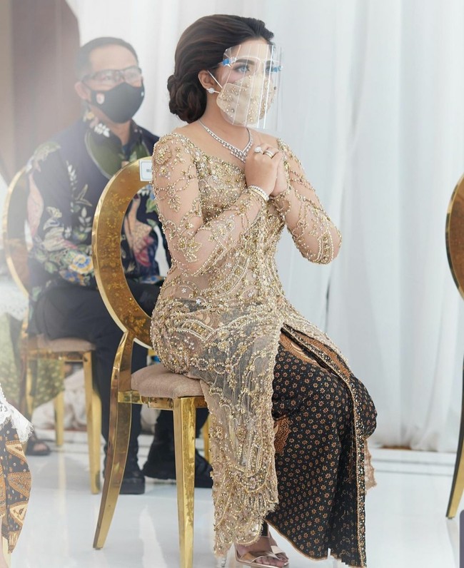 Selain sang pengantin, Ashanty juga mencuri perhatian di pernikahan Aurel Hermansyah dan Atta Halilintar. Ashanty tampil sedikit berbeda. Foto: Dok. Instagram