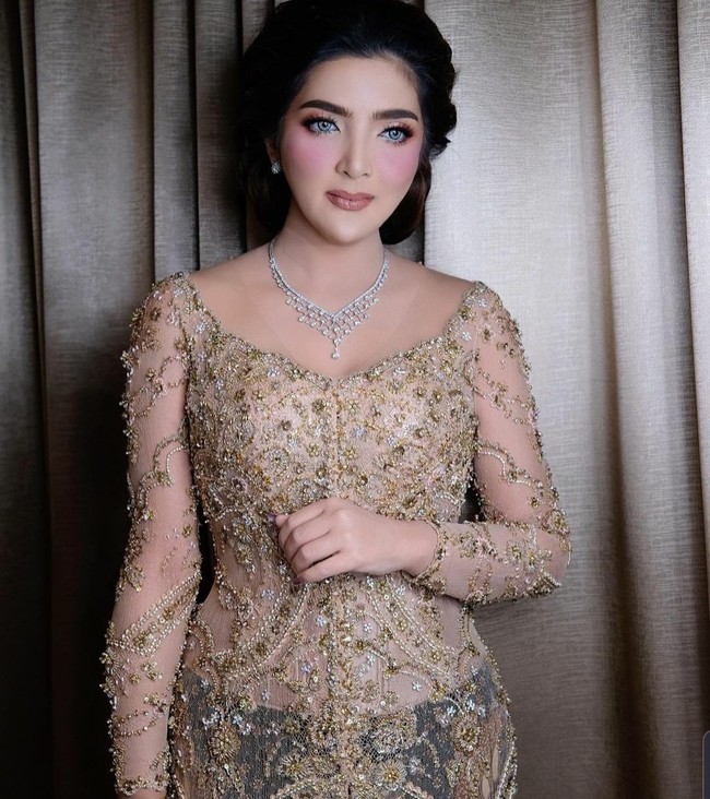 Tampak bagian mata di buat lebih bold dari biasanya. Sementara blush on-nya dipulas cukup jelas sehingga tampak kontras dengan warna lipstiknya. Namun menurut sang makeup artist riasannya tersebut tetap santai. Foto: Dok. Instagram