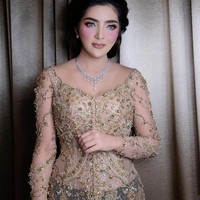 Tampak bagian mata di buat lebih bold dari biasanya. Sementara blush on-nya dipulas cukup jelas sehingga tampak kontras dengan warna lipstiknya. Namun menurut sang makeup artist riasannya tersebut tetap santai. Foto: Dok. Instagram