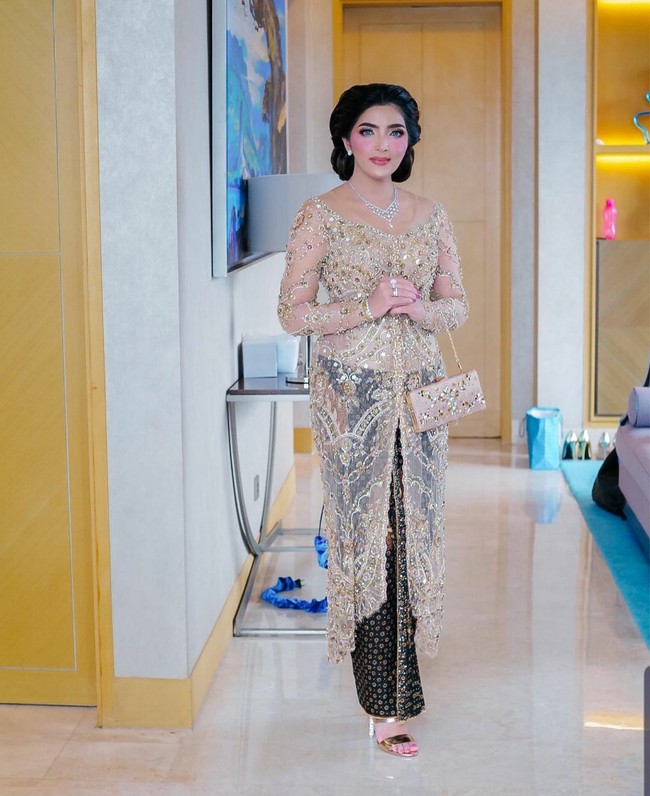 Kali ini, ibu sambung Aurel tersebut tampil dengan kebaya dan makeup bold. Ashanty menggunakan kebaya bernuansa gold yang penuh dengan payet. Kebayanya tersebut datang dari rumah mode Studio Boh.  Foto: Dok. Instagram