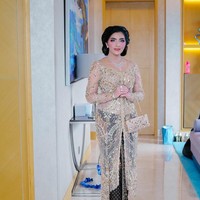 Kali ini, ibu sambung Aurel tersebut tampil dengan kebaya dan makeup bold. Ashanty menggunakan kebaya bernuansa gold yang penuh dengan payet. Kebayanya tersebut datang dari rumah mode Studio Boh.  Foto: Dok. Instagram