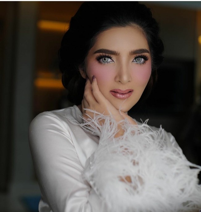 Inilah potret saat prosesi makeup. Ashanty anggun mengenakan robe indah berwarna putih karya makeup artist Marlene Hariman yang kini menjajal bisnis robe untuk pengantin. Foto: Dok. Instagram