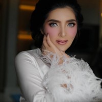 Inilah potret saat prosesi makeup. Ashanty anggun mengenakan robe indah berwarna putih karya makeup artist Marlene Hariman yang kini menjajal bisnis robe untuk pengantin. Foto: Dok. Instagram