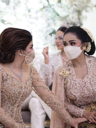 Ashanty dan Krisdayanti Keakraban Ashanty dan Krisdayanti di pernikahan Aurel Hermansyah dan Atta Halilintar.