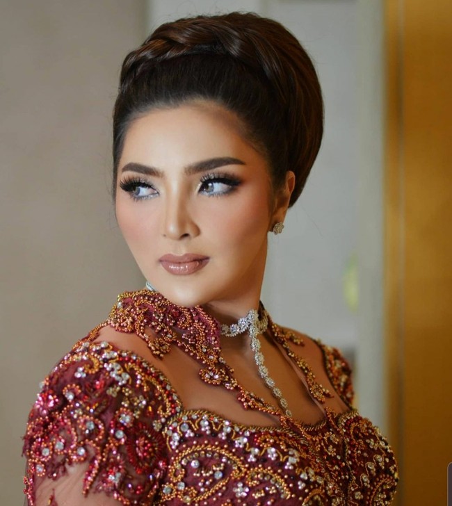 Dalam acara spesial tersebut, istri Anang Hermansyah tersebut tampil dengan makeup bold. Penampilan wajahnya tersebut dirias oleh makeup artist Anpasuha. Foto: Dok. Instagram