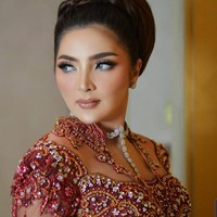 Dalam acara spesial tersebut, istri Anang Hermansyah tersebut tampil dengan makeup bold. Penampilan wajahnya tersebut dirias oleh makeup artist Anpasuha. Foto: Dok. Instagram