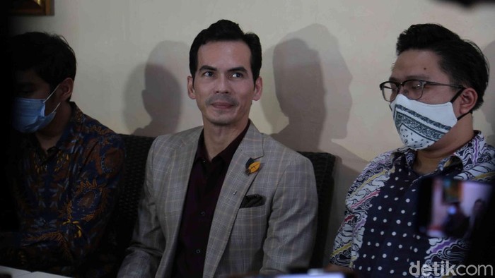 Atalarik Syah menggelar konferensi pers terkait kemenangan harta Gono gini di RM Mang Kabayan, Jl Veteran, Bintaro, Jakarta Selatan, Senin (05/04/2021).