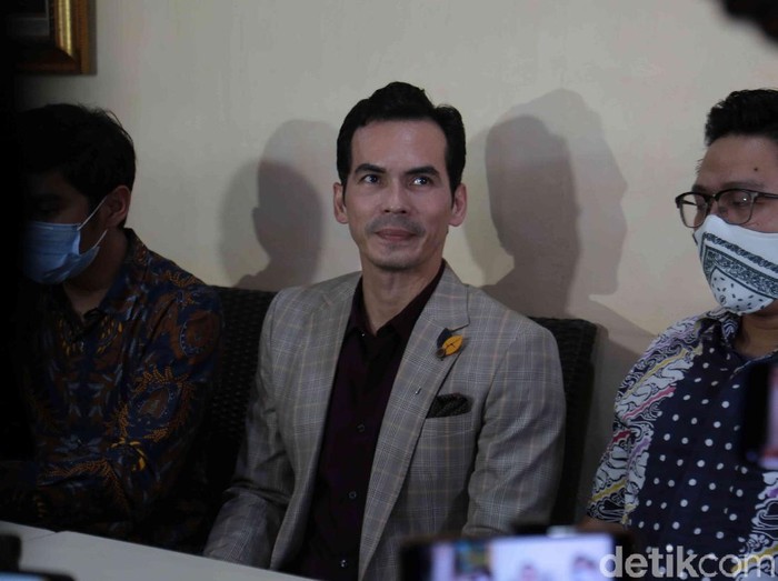 Atalarik Syah menggelar konferensi pers terkait kemenangan harta Gono gini di RM Mang Kabayan, Jl Veteran, Bintaro, Jakarta Selatan, Senin (05/04/2021).