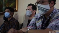 Setelah lewat 12 bulan akhirnya pertikaian soal harta antara Atalarik Syah dan Tsania Marwa selesai. (Foto: Noel/detikcom)  