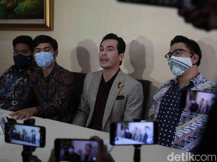 Atalarik Syah menggelar konferensi pers terkait kemenangan harta Gono gini di RM Mang Kabayan, Jl Veteran, Bintaro, Jakarta Selatan, Senin (05/04/2021).