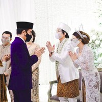 Pernikahan mewah Atta Halilintar dan Aurel Hermansyah yang baru saja digelar pada 3 April 2021 itu turut mengundang beberapa pejabat, seperti Presiden Joko Widodo dan Menteri Pertahanan Prabowo Subianto. Tak hanya dihadiri oleh Jokowi dan Prabowo, pernikahannya itu juga ramai dihadiri para selebriti tanah air, seperti Reza Arap, Ernest Prakasa, Fiersa Bestari, dan masih banyak lagi. Foto: dok. Instagram dan Twitter