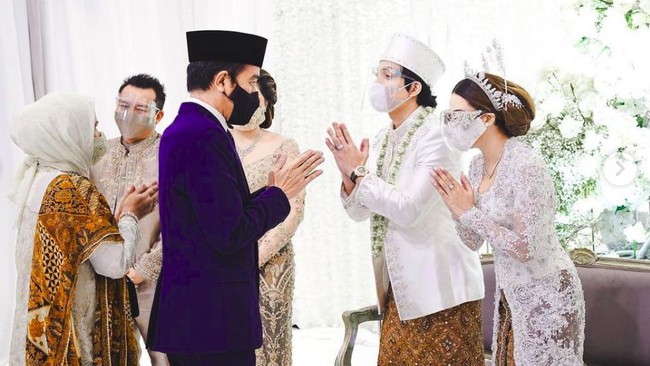 Pernikahan mewah Atta Halilintar dan Aurel Hermansyah yang baru saja digelar pada 3 April 2021 itu turut mengundang beberapa pejabat, seperti Presiden Joko Widodo dan Menteri Pertahanan Prabowo Subianto. Tak hanya dihadiri oleh Jokowi dan Prabowo, pernikahannya itu juga ramai dihadiri para selebriti tanah air, seperti Reza Arap, Ernest Prakasa, Fiersa Bestari, dan masih banyak lagi. Foto: dok. Instagram dan Twitter
