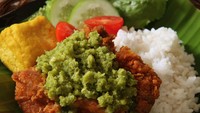Selain sambal cabe rawit merah. ayam geprek juga enak dijodohkan dengan sambal hijau. Rasa pedasnya tidak terlalu menyengat dan ada sedikit rasa asam. Lihat resepnya di sini. Foto: iStockphoto