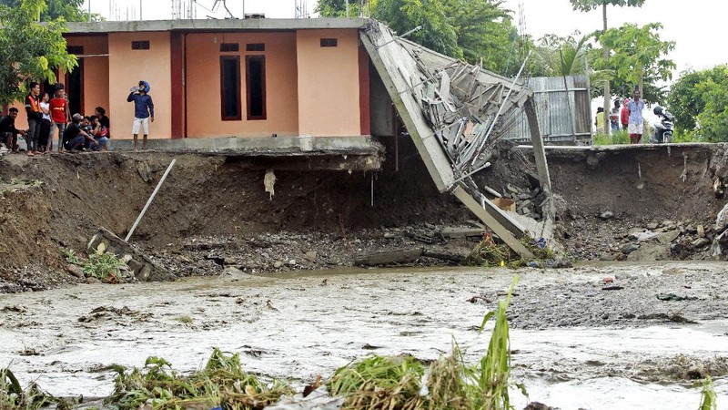 Banjir Bandang di NTT, Warga Butuh Tempat MengungsiMakanan