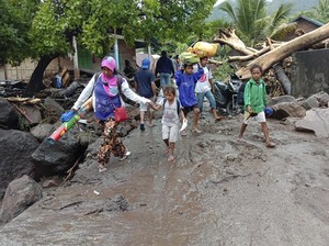 Pengungsi Banjir Bandang NTT Dapat Dana Siap Pakai